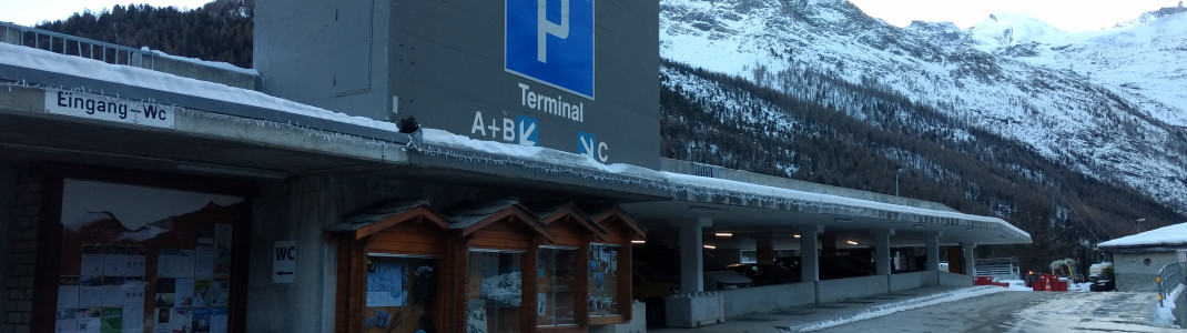 Das Parkhaus befindet sich am Ortseingang.