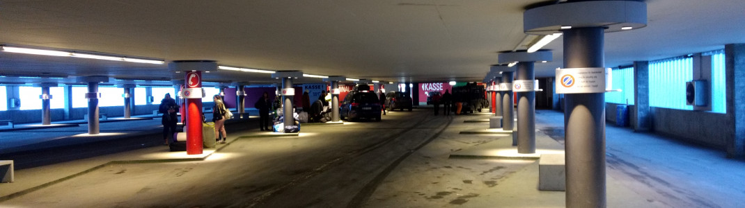 An den Terminals im Parkhaus kannst du ausladen und dich abholen lassen.