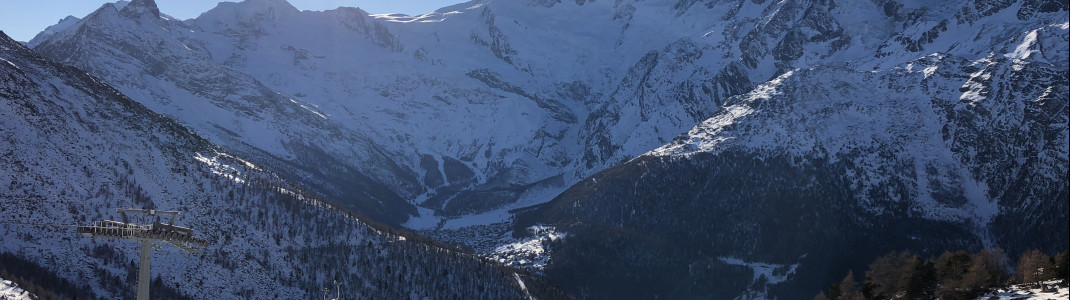 Ausblick von der Kreuzboden Terrasse hinüber ins Skigebiet Saas-Fee