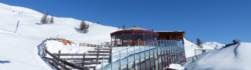 Die Schirmbar an der Bergstation der Thurntaler Gondelbahn mit besonderem Panoramablick