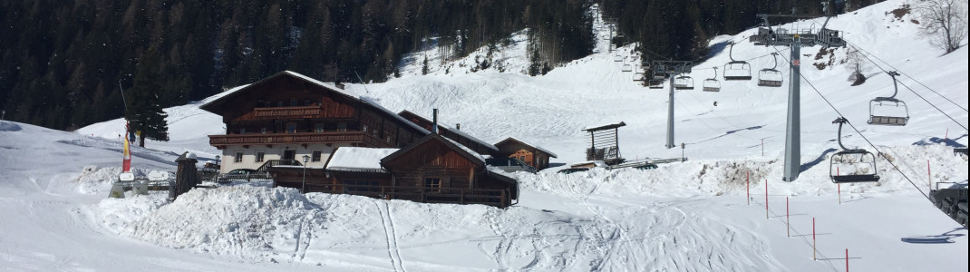 An der Talstation der Vierersesselbahn liegt der Bergbauernhof Oberhochwalden