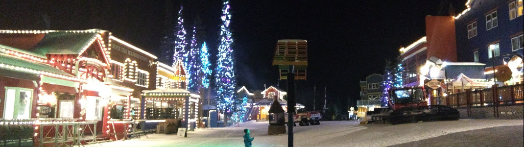An der Hauptstraße finden sich auch abends alle Restaurants des Skigebiets Silver Star