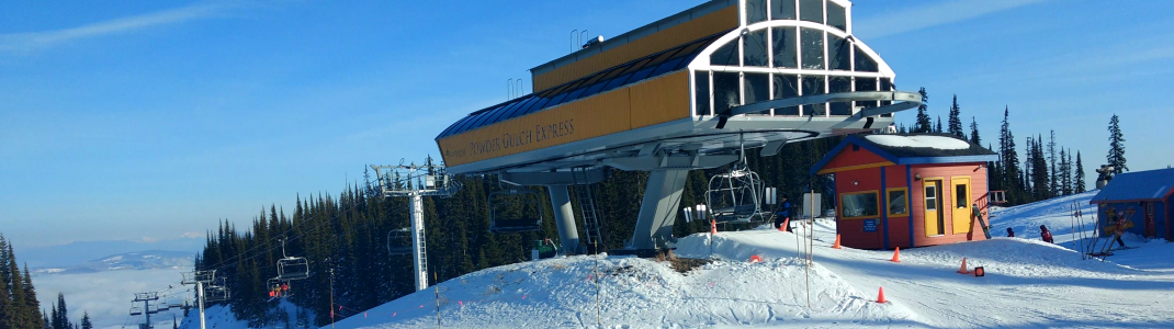 An der Bergstation des Powder Gulch Express gibt es zu jederezit während der Saison Schnee en masse