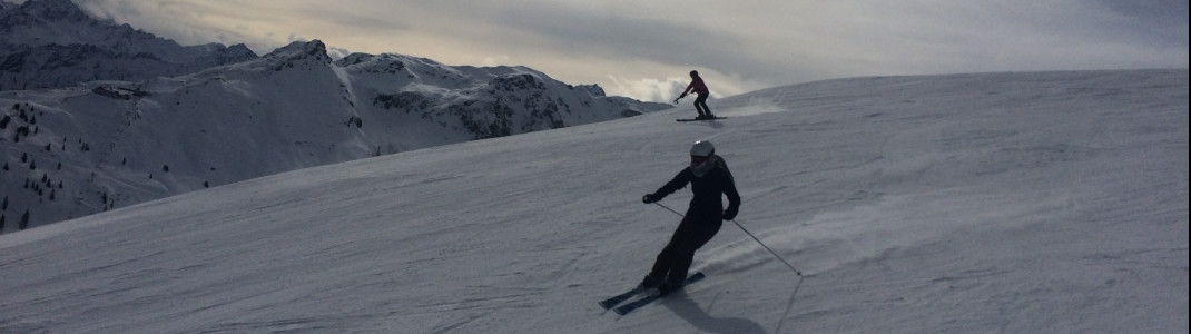 Schon in den frühen Morgenstunden wedeln Skifahrer die Abfahrt im Nova-Gebiet hinunter.