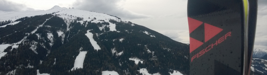 Blick vom Schatzberg zum Gmahkopf - seit der Saison 2012/2013 sind die Skigebiete durch eine Verbindungsbahn miteinander verbunden.