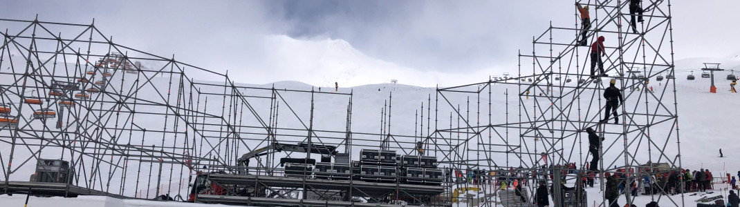 Hier wird gerade die Bühne für das Electric Mountain Festival am Giggijoch aufgebaut.