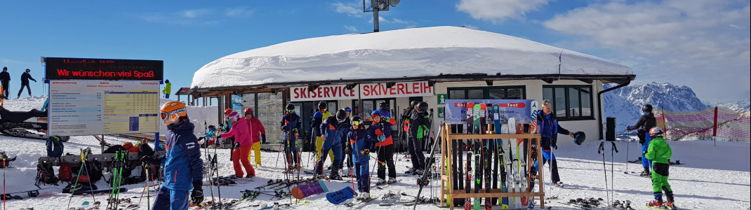 Skiservice und -verleih direkt beim Einstieg zum Triassic Park.