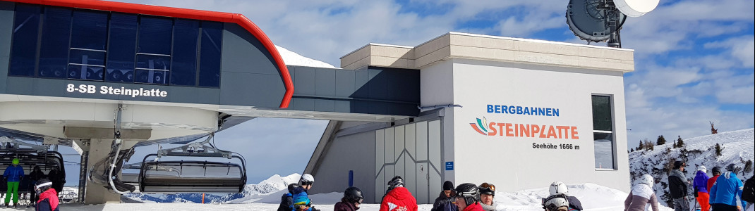 Moderne Liftanlagen warten auf die Wintersportler im Skigebiet.