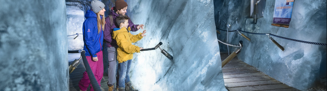 Der Einstieg in die Eisgrotte befindet sich am Eisgrat Restaurant