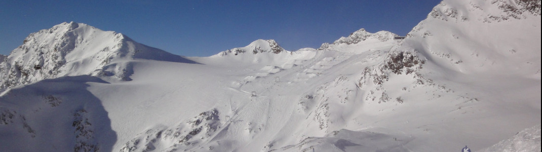 Der Stubai Zoo Snowpark vom Pfaffengrat aus fotografiert