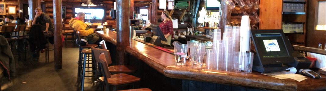 Urig und gemütlich geht es im Mad Trapper Smokehaus in der Old Sunshine Lodge zu
