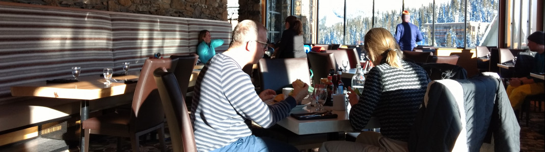 Innerhalb der Sunshine Village Lodge befinden sich gleich mehrere Restaurants - wie hier das Chimney Corner