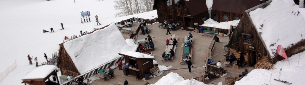 Hier macht man gerne auch länger Pause: Musik, Feuerstelle und Outdoor-Bar auf der Sonnenterrasse des Gorrono Ranch Restaurants!