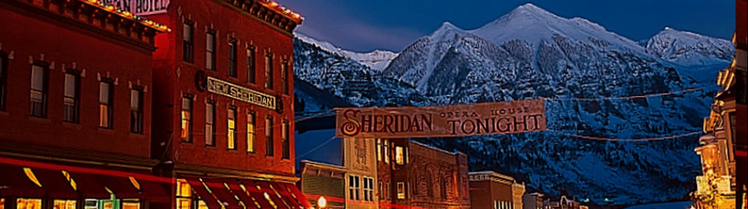 West Colorado Ave in Telluride: Hier finden sich einige schöne Pubs und Bars.Unterwegs mit der Telluride Ski & Snowboard School! Die örtliche Skischule befindet sich an der Talstation des Village Expr