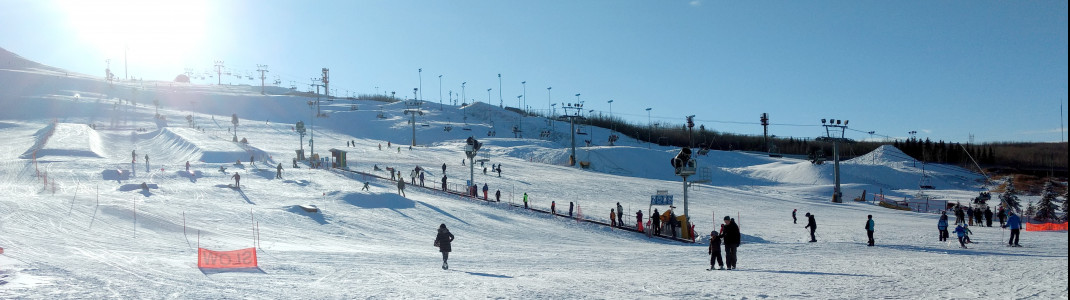 Familien fühlen sich durch das breite Angebot im Skigebiet Winsport sehr wohl
