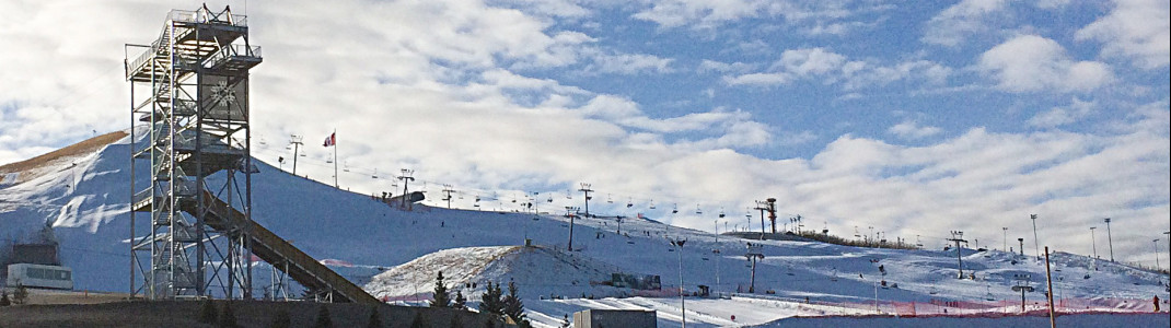Panormablick auf das Skigebiet Winsport am Canadian Olympic Park (COP)
