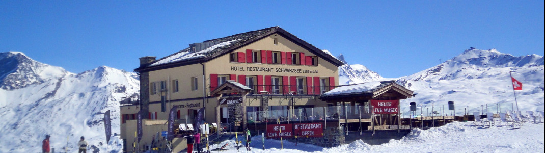 Es gibt zwar Hütten mit mehr Charme im Skigebiet, auf der Sonnenterasse des Restaurant Schwarzsee scheint das Matterhorn aber zum Greifen nah.