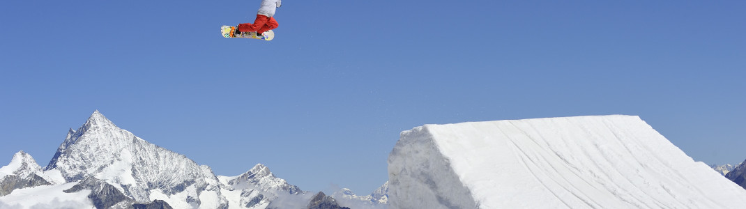Snowboarder im Snowpark Zermatt