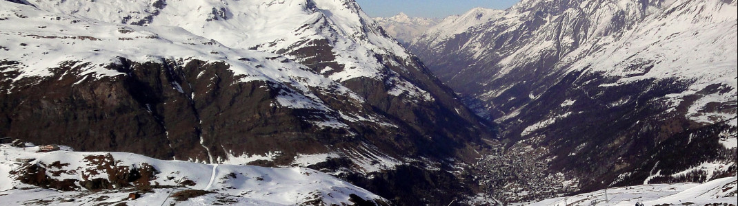 Blick von der Abfahrt "Sandiger Boden - Nr 63" ins Tal nach Zermatt