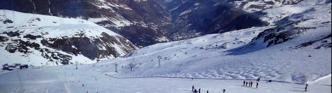Blick aus der Gondel auf die rote Piste Nr. 64 im Schwarzsee Teilgebiet