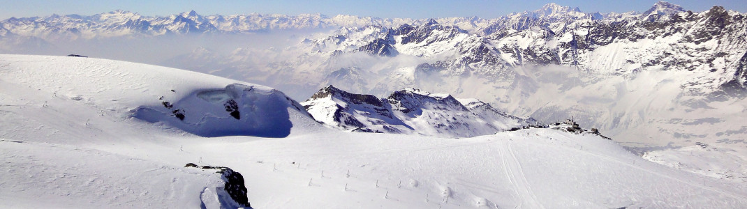 Blick vom Kleinmatterhorn auf die Schlepplifte am Theodulgletscher und die Grenze nach Italien am Testa Grigia
