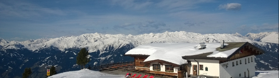 Perfekte Aussicht über das Zillertal bis zum Hintertuxer Gletscher hast Du von der Sonnenterasse der Kreuzjochalm.