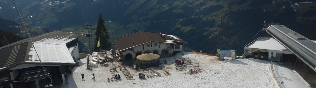 Bevor Du wieder mit der Gondel nach Zell fährst kannst Du noch auf der Weisenalm einkehren (an der Mittelstation der Rosenalmbahn)