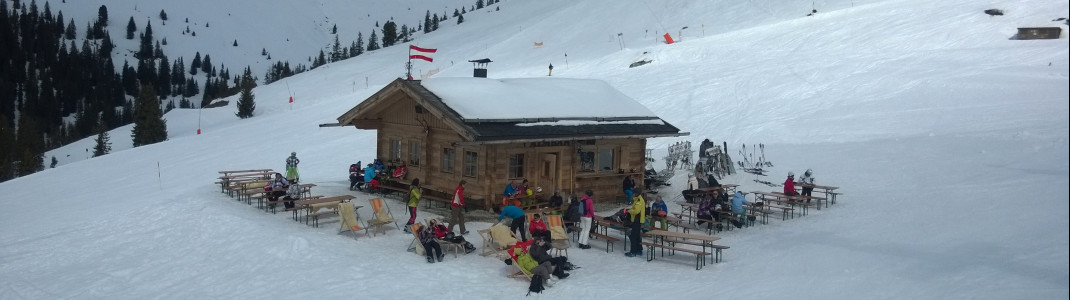 Einfach aber schön: Berghütte mit Sonnenterasse an der Bergstation des Fussalm-X-Press