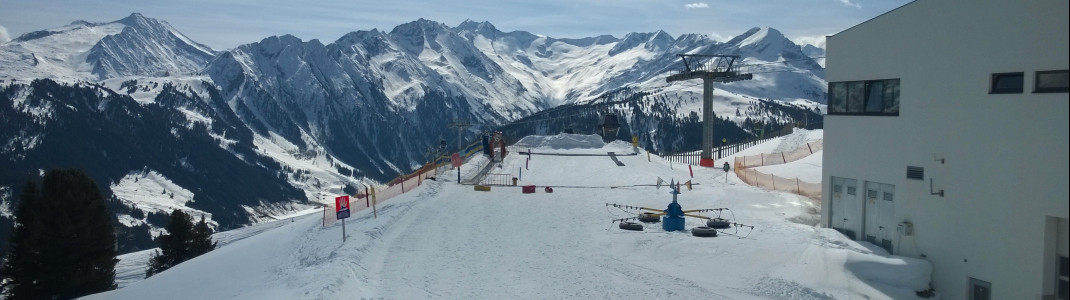 Gut versteckt hinter der Bergstation der Isskogelbahn: Übungsgelände mit Zauberteppich für kleine Kinder