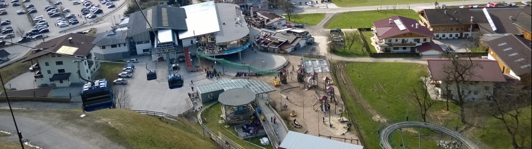 Die Zillertal Arena hat auch abseits der Pisten einiges zu bieten. Hier sind Spielplatz und Sommerrodelbahn an der Talstation der Rosenalmbahn zu sehen.