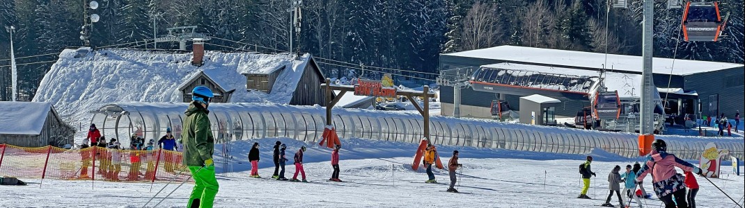 Das Anfänger-Areal samt überdachtem Zauberteppich befindet sich direkt an der Mittelstation der Reischlbergbahn.