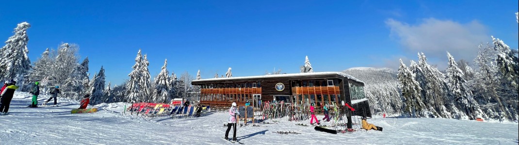 Drei schöne Almhütten bieten den Wintersportlern kulinarische Genüsse.