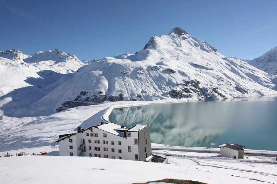 Im Berggasthof Piz Buin erwarten dich nicht nur absolute Ruhe, sondern auch ein traumhafter Ausblick auf den Silvrettasee.