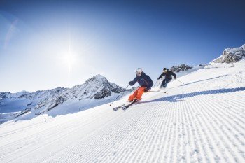 Auf den breiten Abfahrten auf dem Stubaier Gletscher können Wintersportler sich herrlich austoben.
