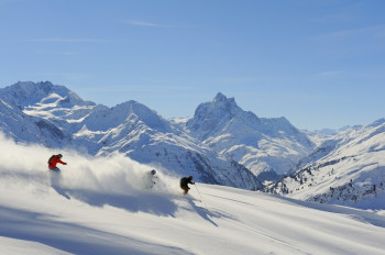 Wunderschöne Tiefschneeabfahrten finden Skifahrer am Arlberg.