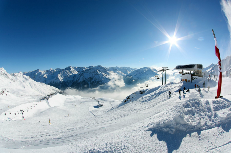 From the Giggijoch, skiers enjoy fabulous views of the Tyrolean mountains.