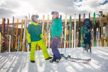 Bei den täglichen Ambassador-Touren zeigen Einheimische interessierten Gästen das Skigebiet.