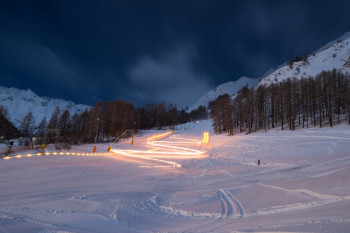 Bei der Ski-Show Samnaun zeigen die örtlichen Skilehrer beeindruckende Variationen des Ski-Sports.