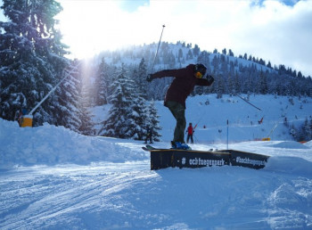 Während du die Freeride-Hotspots eroberst, lernen deine Kids im Junior Wintercamp die ersten Tricks.