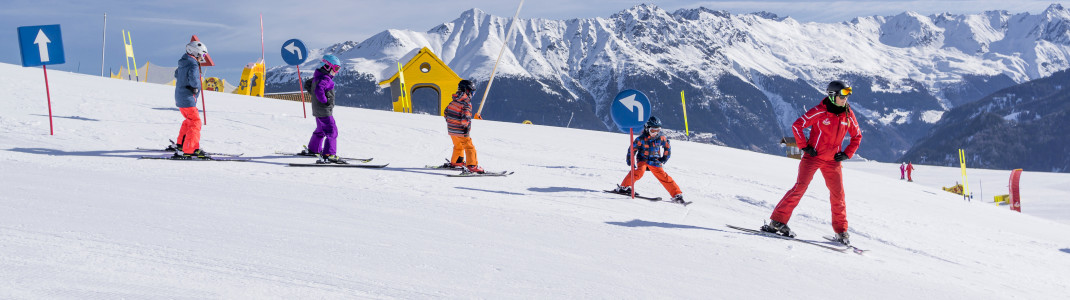 Mit verschiedenen Übungen versuchen die Skilehrer die Technik der Kinder zu verbessern.