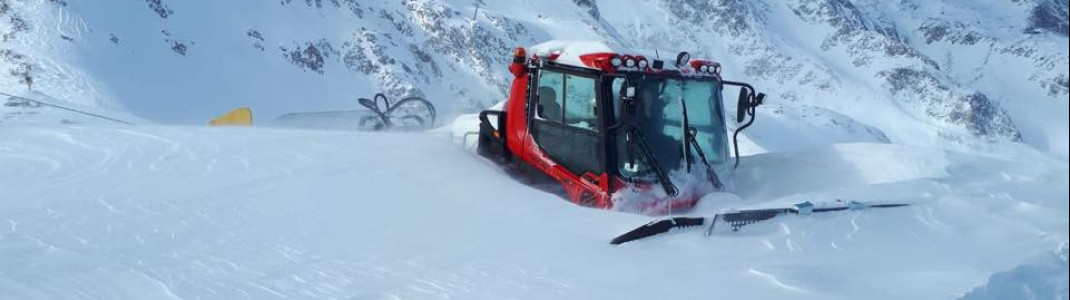 240cm Schnee liegen mittlerweile am Stubaier Gletscher. Am Freitag und Samstag war das Skigebiet wegen Lawinengefahr geschlossen.