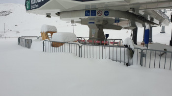 Ordentlich eingeschneit wurden die Lifte am Stubaier Gletscher. Bis zum Saisonstart muss dort noch ordentlich geschaufelt werden.