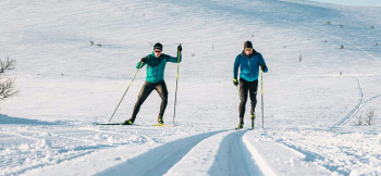 Klassisch und Skating unterscheiden sich nicht nur im Langlaufstil sondern auch in den Skiern.
