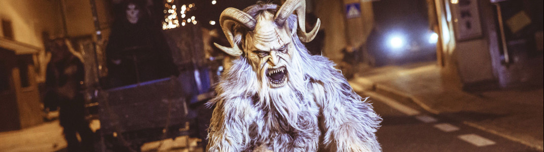 Knapp 1.000 Krampusse ziehen durch die Straßen von Pozza di Fassa.