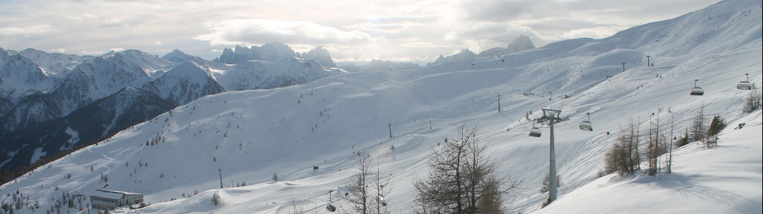 Während in Tirol und im Salzburger Land am Freitag Neuschnee angesagt ist, freuen sich die Skigebiet Osttirols über Sonnenschein, wie hier an der Bergstation der Sesselbahn Ausservillgraten in Sillian Hochpustertal.