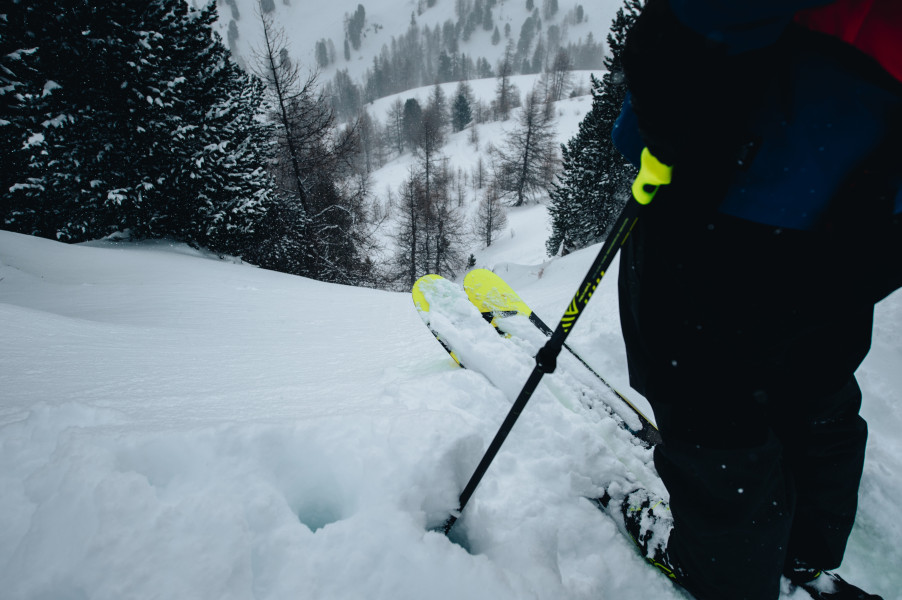 Für Fahrten im Tiefschnee sind längere Ski besser geeignet.