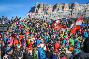 Zuschauern beim Ski-Weltcup Alta Badia werden nicht nur spektakuläre Rennen geboten, sondern auch ein unterhaltsames Rahmenprogramm.