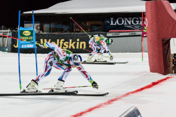 Spannender Direktvergleich – beim nächtlichen Parallel-Riesenslalom in Alta Badia geht es für die Athleten gleichzeitig die Piste hinunter.