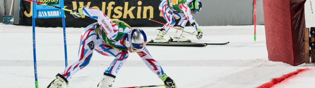 Spannender Direktvergleich – beim nächtlichen Parallel-Riesenslalom in Alta Badia geht es für die Athleten gleichzeitig die Piste hinunter.