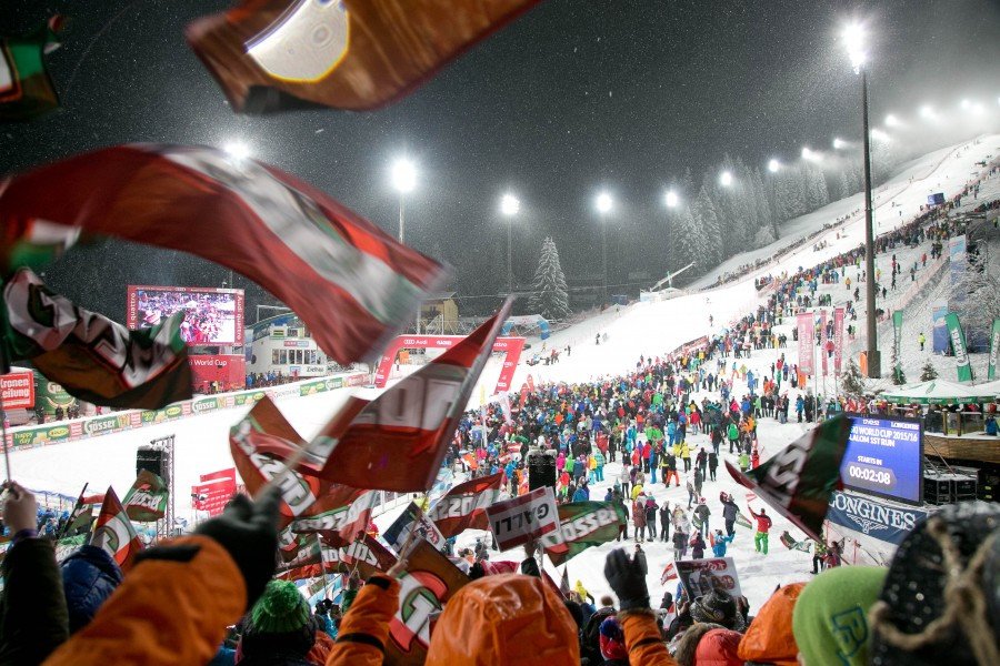 Über 13.000 Fans bejubeln in Flachau die Fahrerinnen im Zieleinlauf.